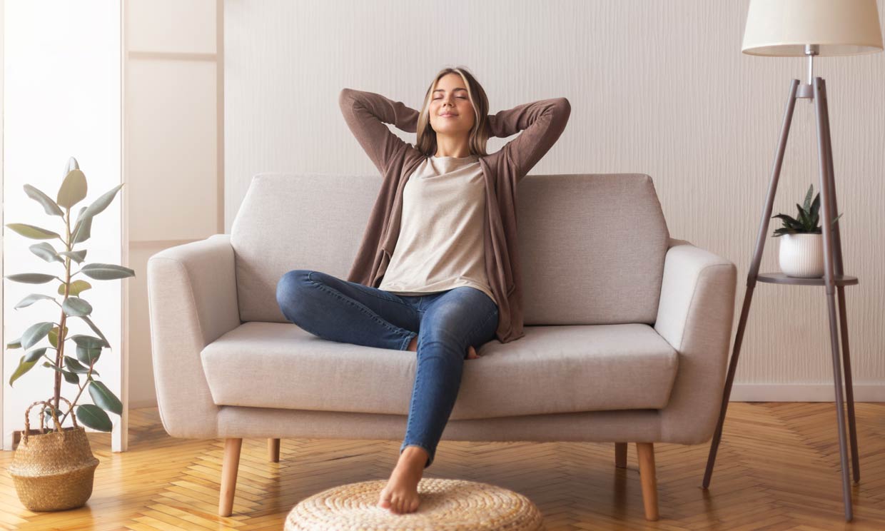 mujer relajada en el sofá