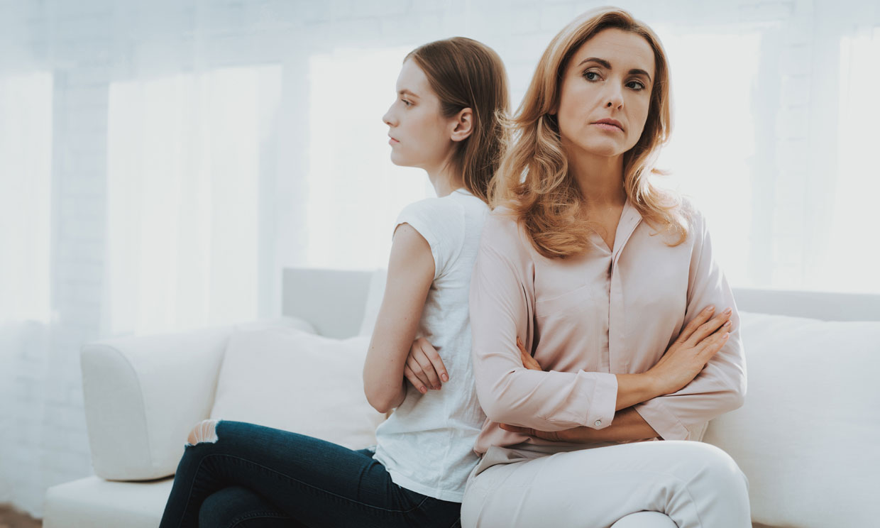 madre e hija enfadadas