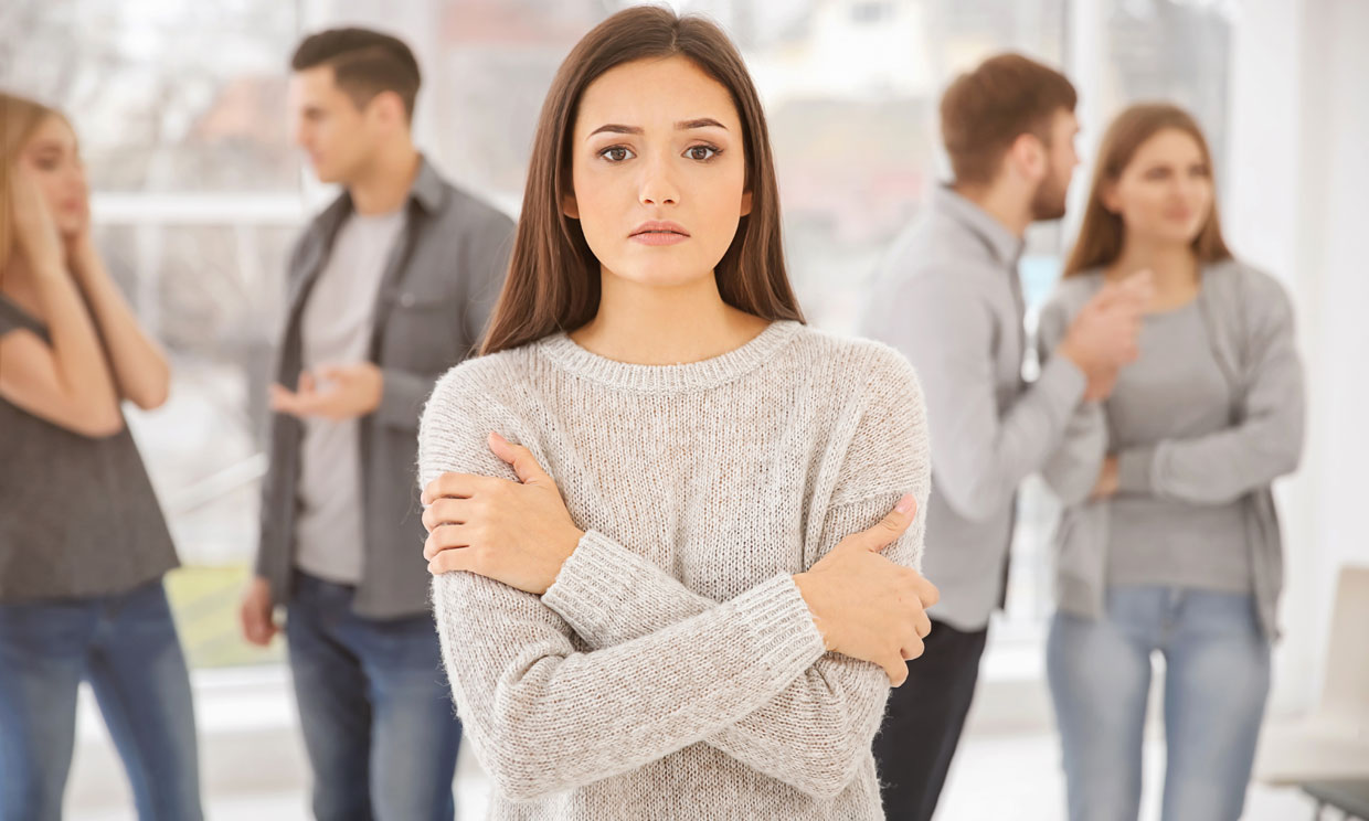 mujer con ansiedad rodeada de gente