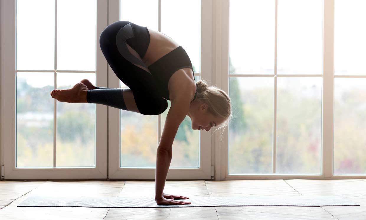 ¿Quieres fortalecer tus brazos? Esta postura de yoga te ayuda a conseguirlo