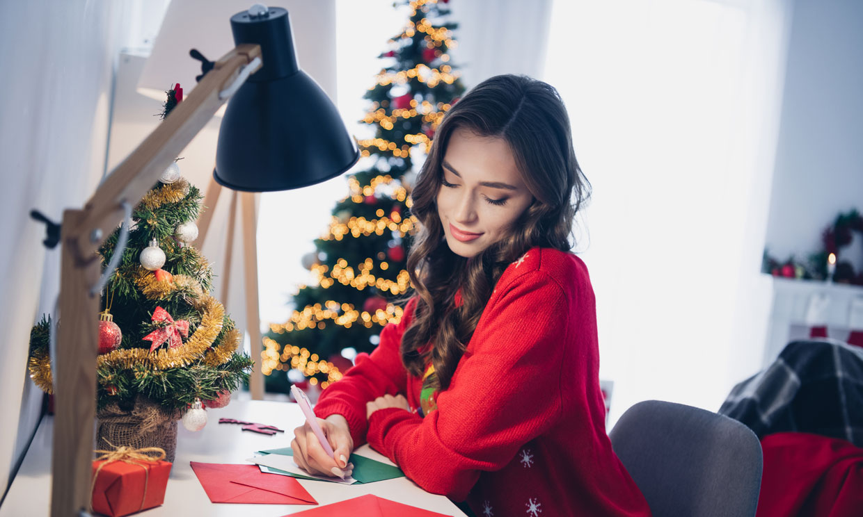 mujer escribiendo en Navidad