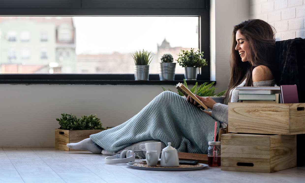 mujer escribiendo en su casa