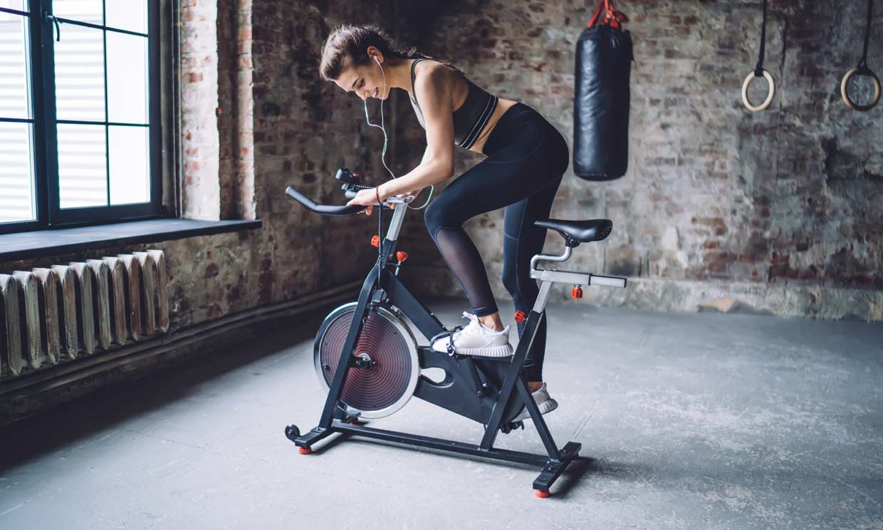 mujer haciendo spinning