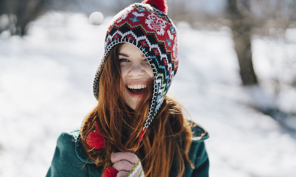 Chica feliz en invierno