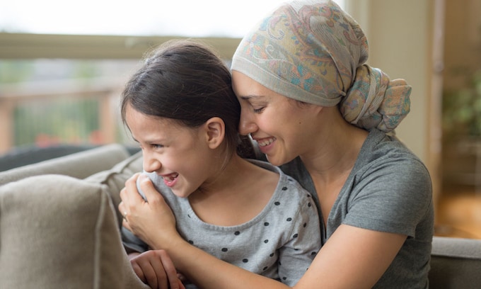 Madre con cáncer abrazando a su hija 