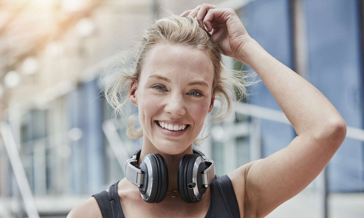 mujer deportista sonriente