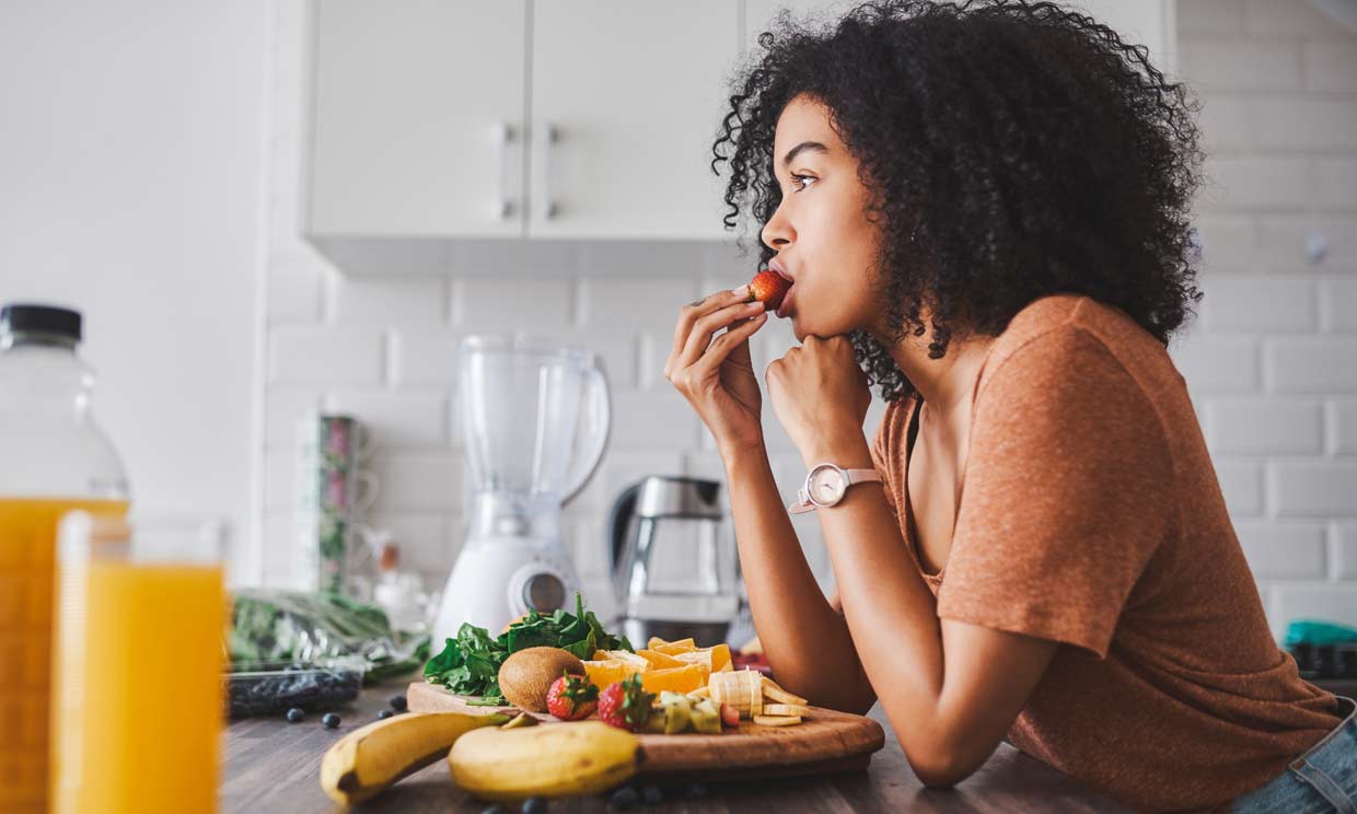 mujer desayunando frutas