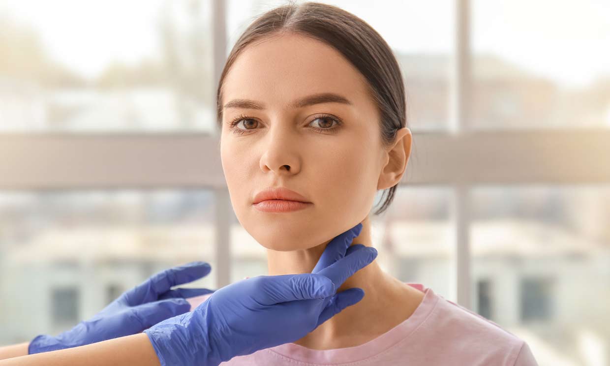 mujer en el médico revisándose las tiroides