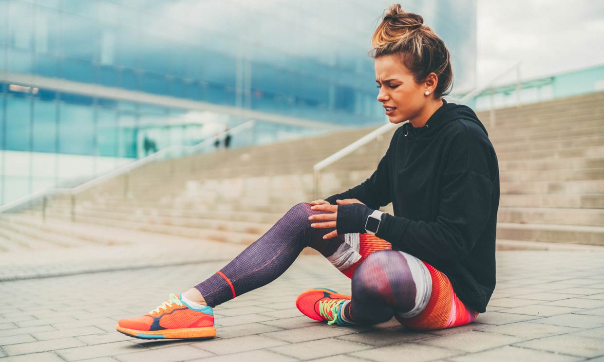 Chica con dolor de rodilla