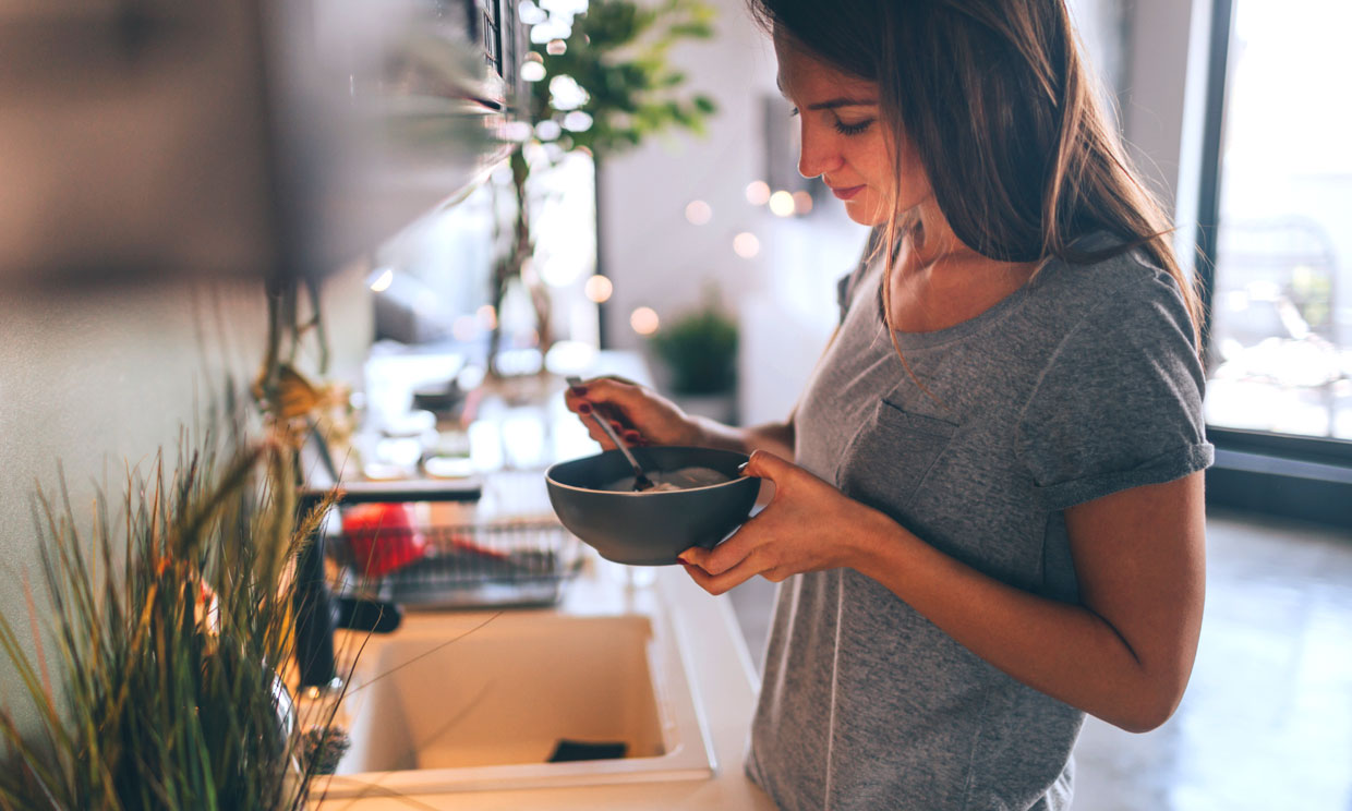 iStock-chica-come-sano