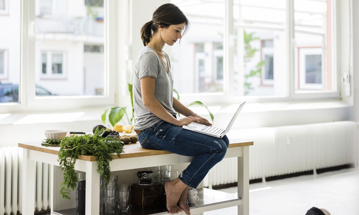 mujer consultando información en Internet