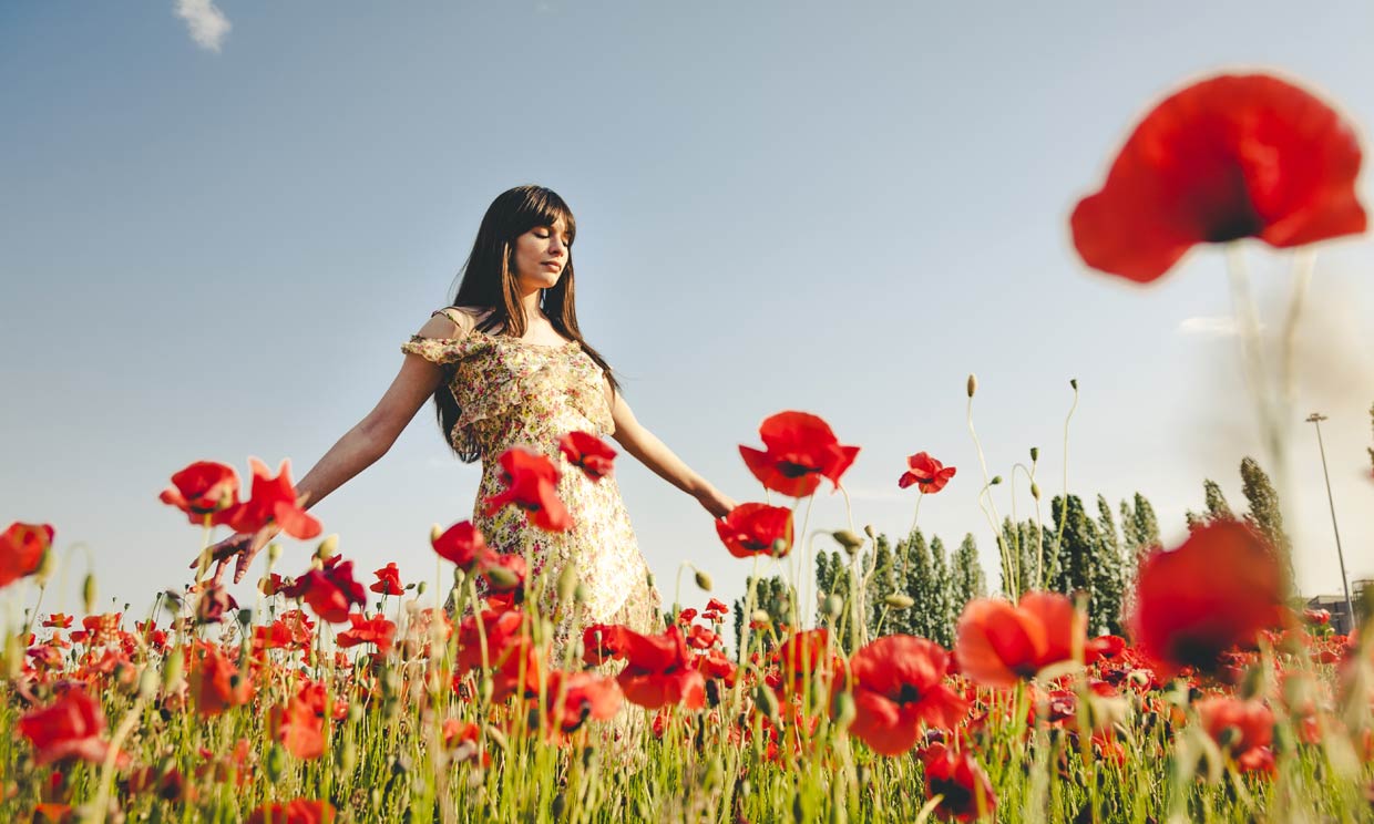 Chica en un campo de amapolas