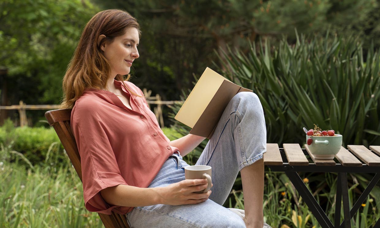 mujer relajada en el jardín