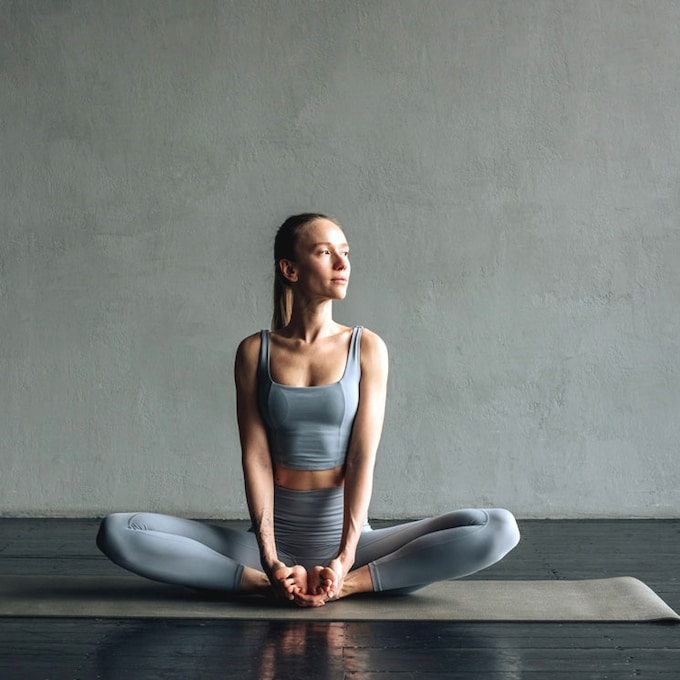 Las 11 posturas de yoga más famosas y fáciles de hacer