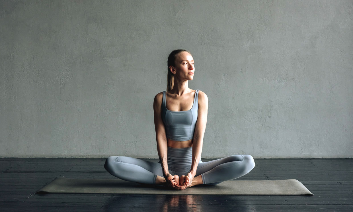 Las 11 posturas de yoga más famosas y fáciles de hacer