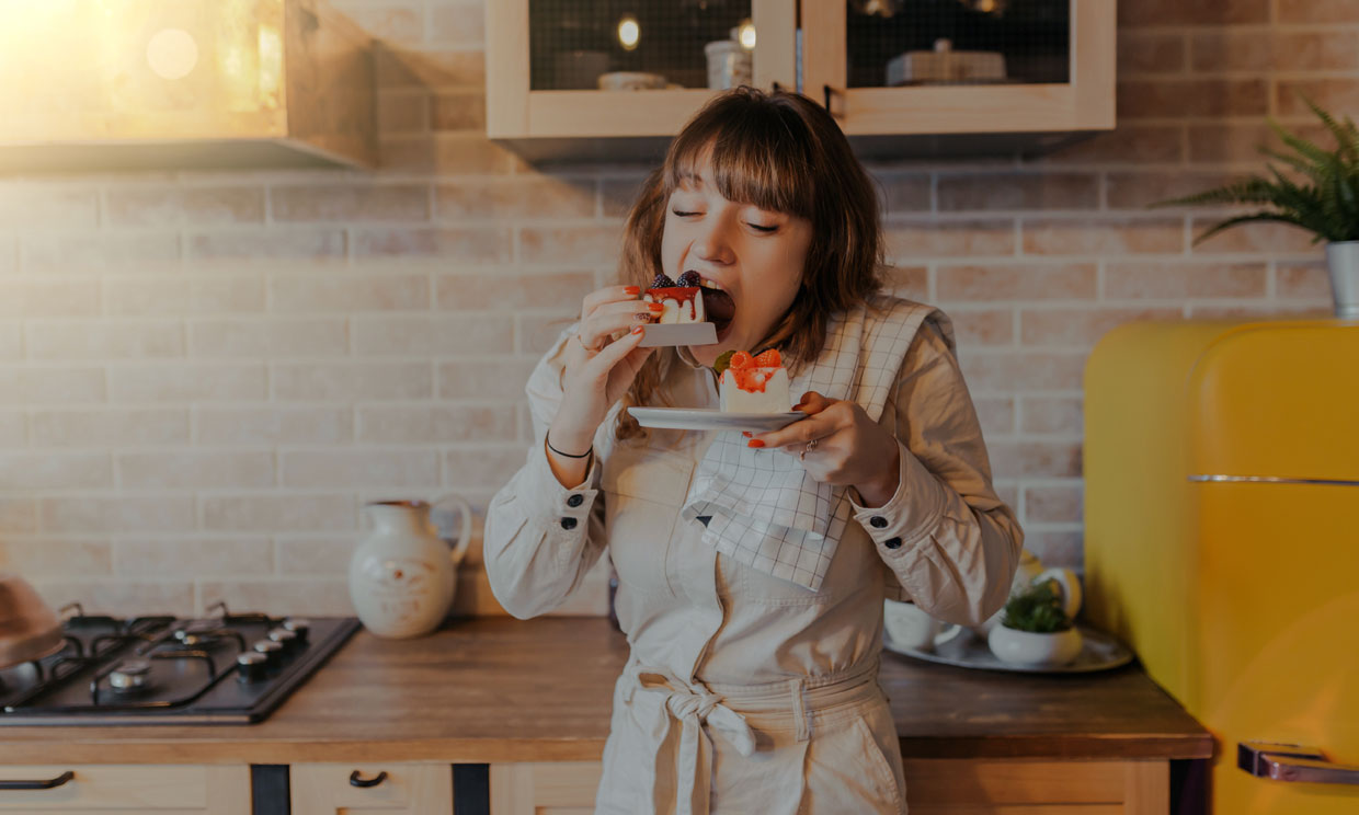 Chica comiendo con ansiedad