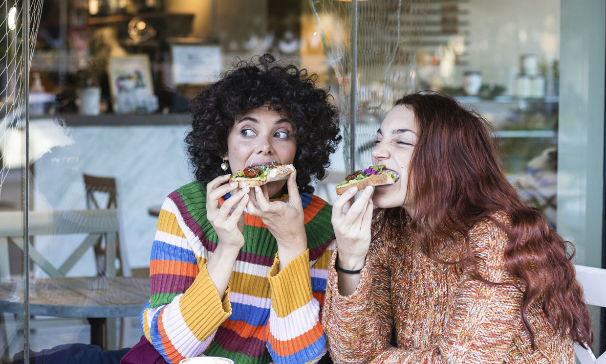 Chicas comiendo pan