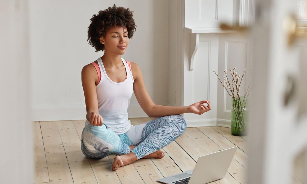 mujer meditando