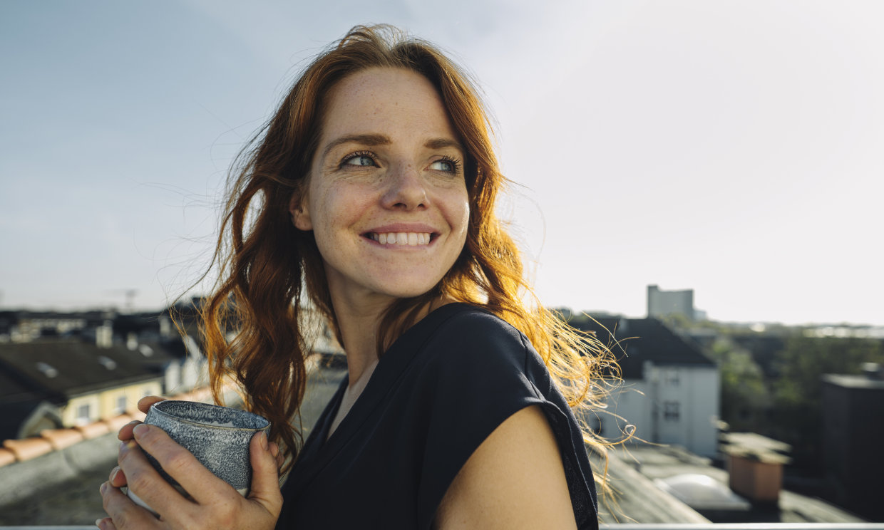 mujer sonriente y tranquila