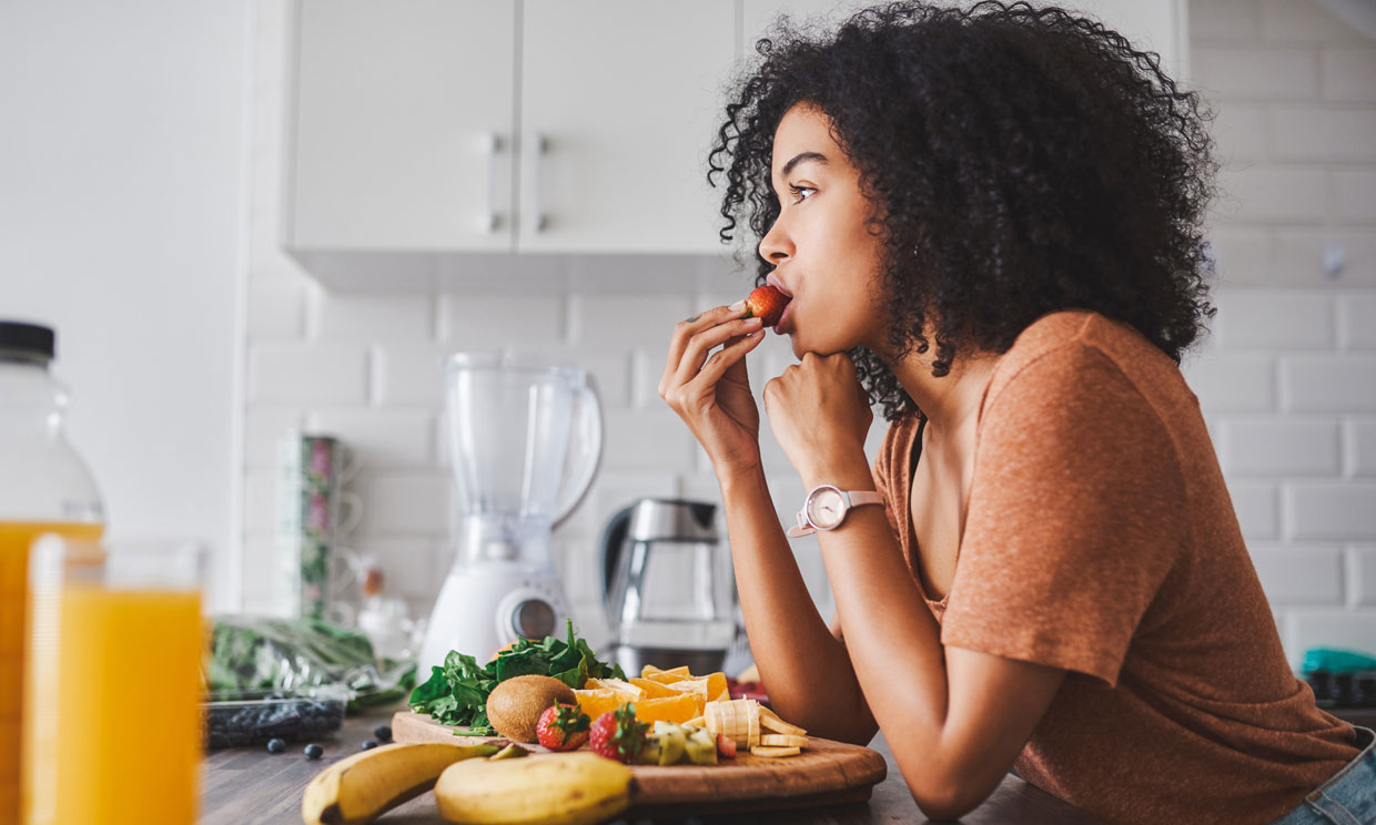 mujer comiendo fruta