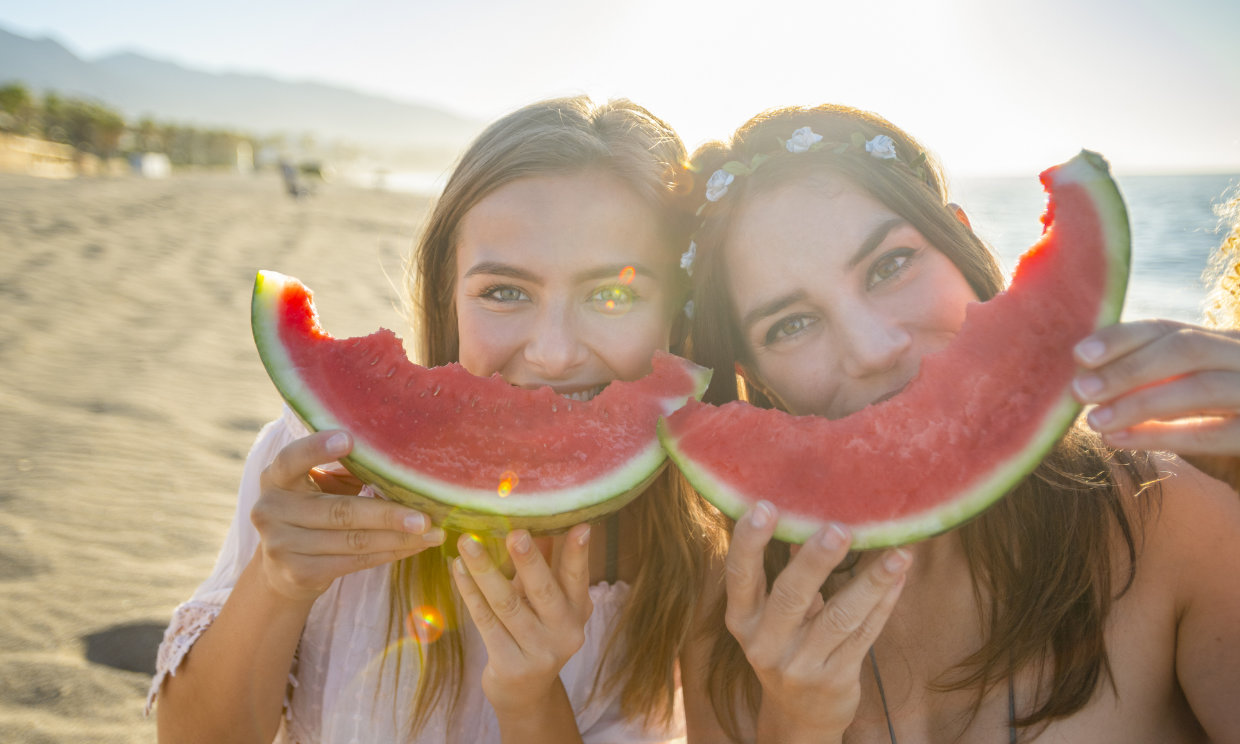 Estos alimentos te hidratan y te ayudan a mantener tu bronceado, ¡inclúyelos en tu dieta de verano!
