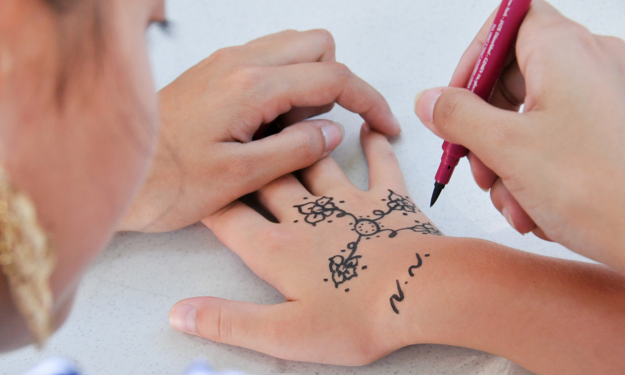 ¿Vas a hacerte un tatuaje con henna negra? Antes considera los riesgos