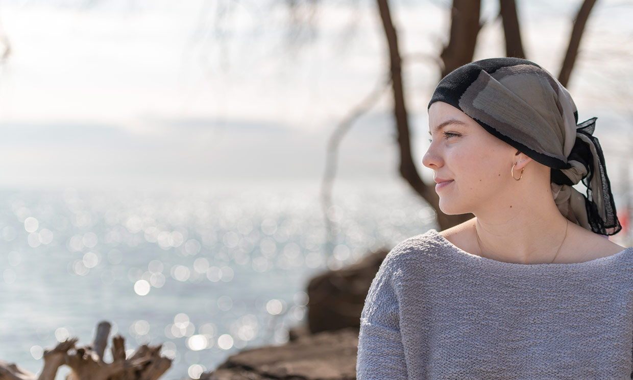 mujer joven con cáncer