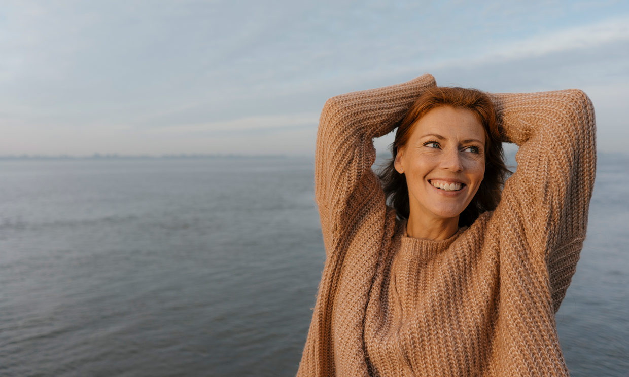 mujer feliz en la playa