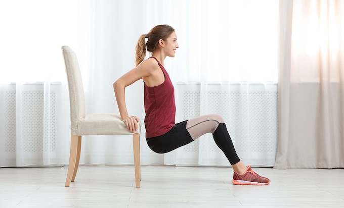 mujer haciendo ejercicio en una silla