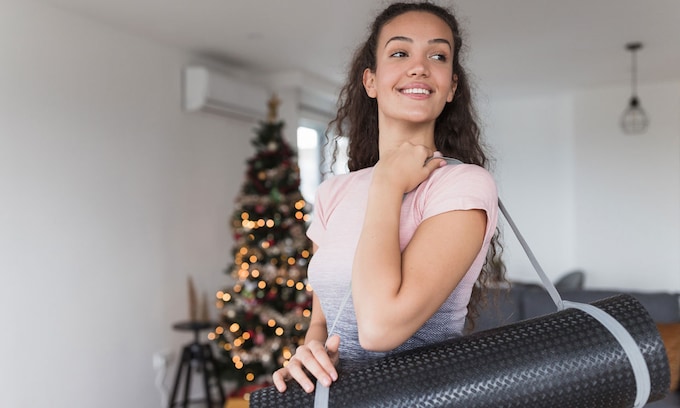 mujer preparada para hacer ejercicio en casa en Navidad