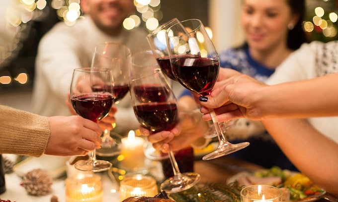 brindar con vino en Navidad