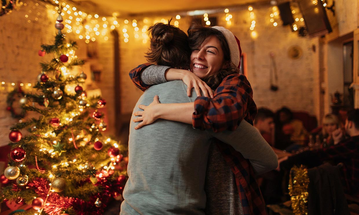 mujeres dándose un abrazo en Navidad