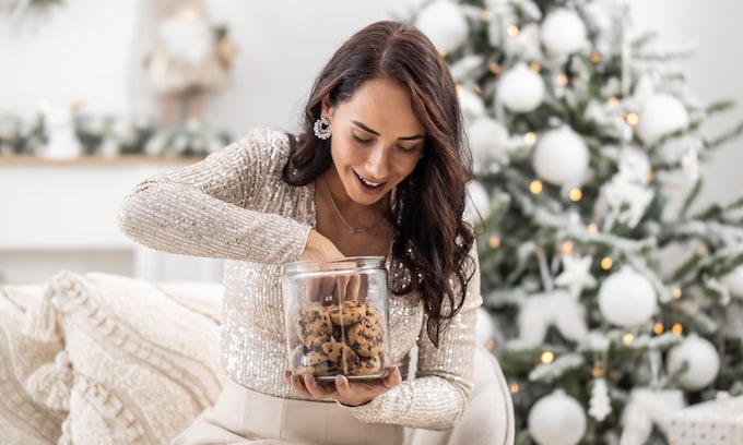 mujer comiendo galletas en Navidad