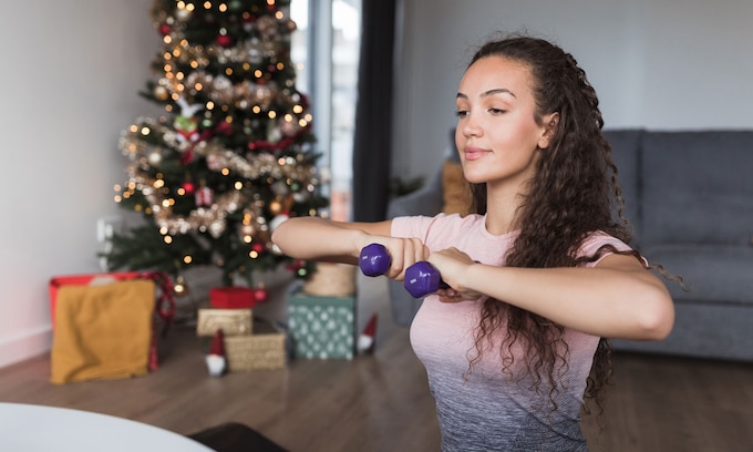mujer haciendo pesas en Navidad