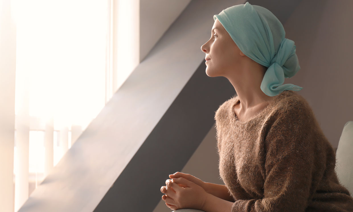 mujer con cáncer con un pañuelo en la cabeza