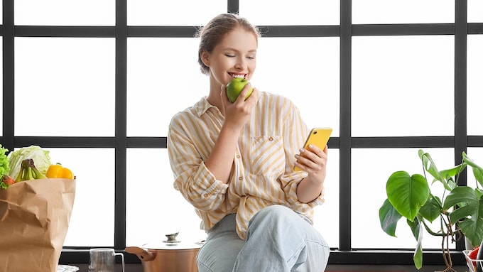 mujer comiendo una manzana