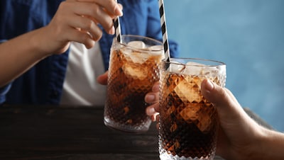 ¿Qué bebidas pueden perjudicar la salud de tus riñones?