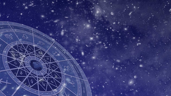 La carta astral con los signos del Zodiaco sobre el cielo estrellado