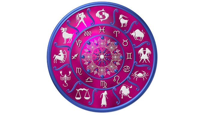 La rueda del zodiaco representda sobre un fondo fucsia