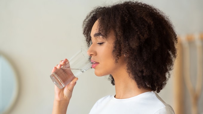 mujer bebiendo un vaso de agua