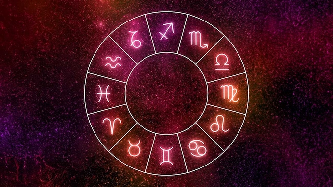 La rueda del Zodiaco sobre un fondo estrellado de color rojo