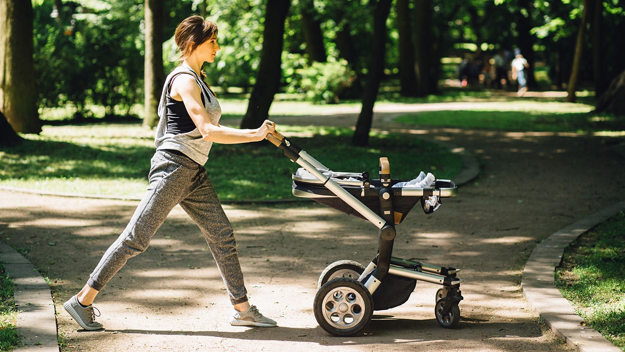 mujer caminando con el carrito de su bebé