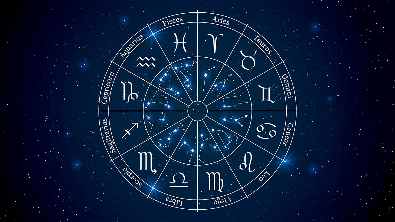 La rueda del Zodiaco con sus respectivos signos y constelaciones sobre un fondo azul estrellado