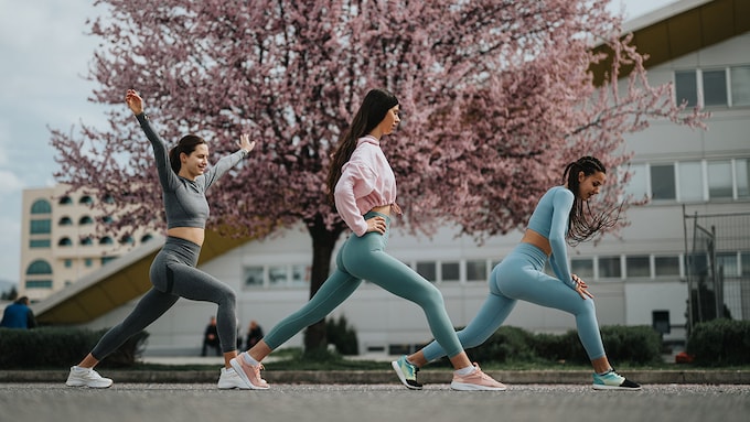 mujeres haciendo ejercicio al aire libre