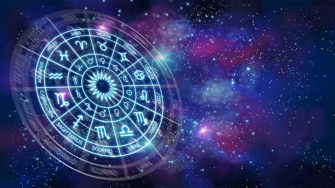 Los signos del horóscopo dentro de la rueda del zodiaco sobre fondo estrellado