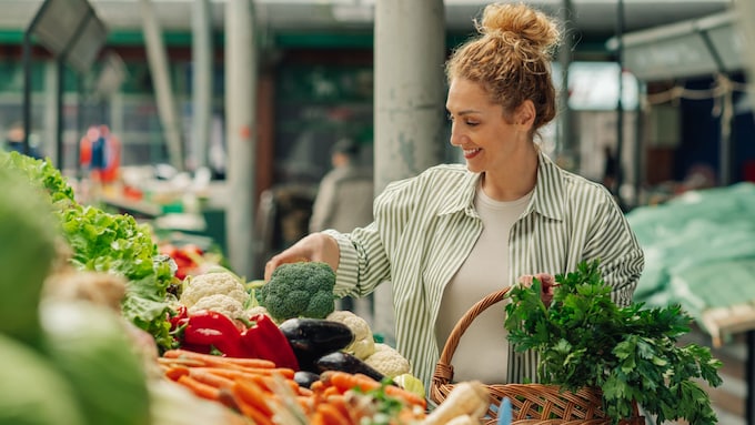 mujer comprando verduras