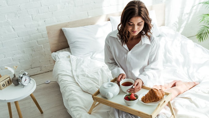 mujer desayunando en la cama