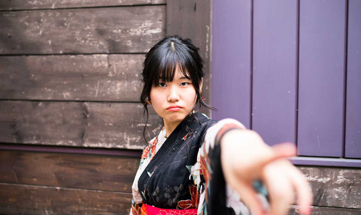 Método japonés manejar la ira: chica enfadada