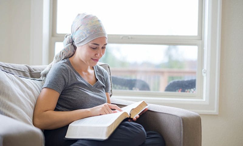 Cómo mejorar la atención a los adolescentes supervivientes de cáncer