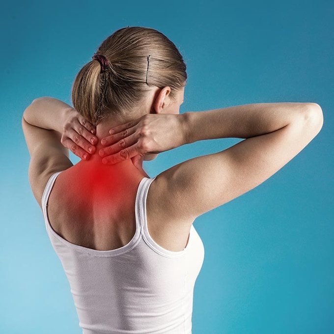 Si te duele la espalda, no te automediques y ve antes al médico